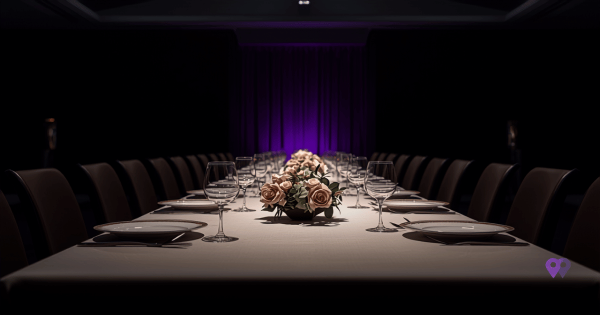 Salão de eventos corporativo moderno em São Paulo preparado para evento B2B, iluminação elegante e mesas postas
