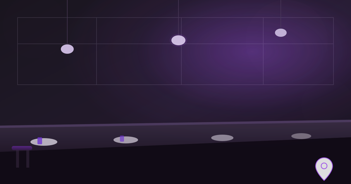 Mesa executiva longa em salão de eventos corporativos com iluminação suspensa suave e paleta roxa sóbria, referência a curadoria de espaços para eventos em São Paulo