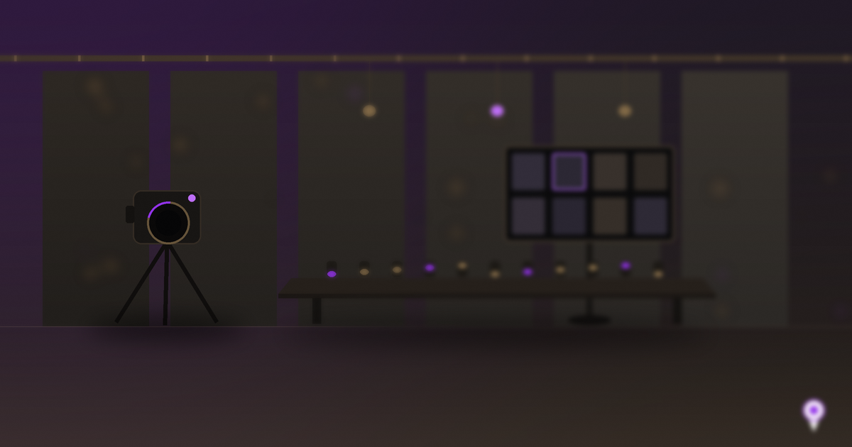 Câmera em tripé e monitor de confidência com grade discreta de participantes remotos em cenário de evento corporativo híbrido, paleta sóbria com destaque em roxo, marcador de localização discreto no canto inferior direito